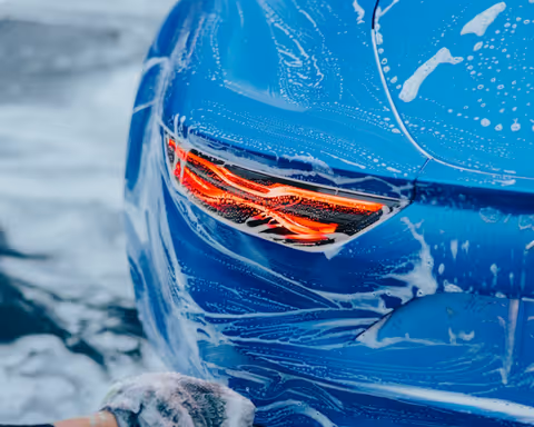 Klaar om je auto te detailen? Plaats nu gratis je opdracht! DetailerBuddy Hero Image | Soaping up a car